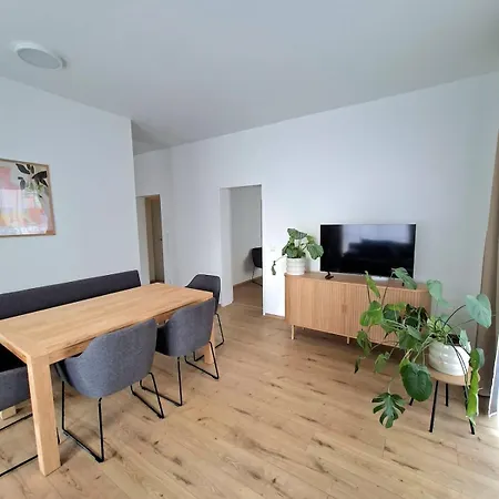 And Stylish With 2 Bedrooms And Free Parking Apartament